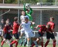Bild: ref
Alarm im Strafraum des SSV Paulsdorf (rote Trikot): Vergangenes Wochenende bekam es der Aufsteiger mit dem Spitzenreiter und der besten Offensive der Bezirksliga zu tun, diesmal mit dem SV Raigering und dem zweitbesten Angriff der Liga.