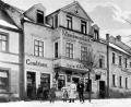 Bild: hev
Dort, wo früher einmal das 1901 abgebrannte städtische Malzhaus stand, errichtet Konditor Lorenz Schmidt einen Neubau, in dem er Anfang Dezember 1904 sein Geschäft eröffnet. Dieses beinhaltet eine Konditorei, ein Café, eine Mineralwasser-, Limonaden- und Likörfabrik sowie den Verkauf von „Kolonialwaren“.