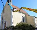 Bild: ü
Eine Dachdeckerfirma beseitigt die Schäden an der Dorfkirche in Altzirkendorf, zumindest soweit, dass kein Wasser in das Kirchenschiff eindringen kann.