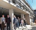 Bild: Petra Hartl
Staatsminister a.D. Thomas Goppel und sein Landtagskollegen Harald Schwartz (beide CSU - von links) sehen sich auf der Baustelle für das Seniorenwohnprojekt an der Brentanostraße neben dem Wallmenichhaus um.
