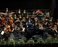 Bild: Petra Hartl
Unter Leitung von Michael Balke – mit Solistin Marianna Shirinyan (Klavier) – eröffnen die Münchner Symphoniker die Klassik-Saison am Amberger Stadttheater. Auf dem Programm stehen Werke von Sergei Prokofjew, Sergei Rachmaninow und Ludwig van Beethoven.