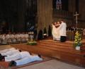 Bild: Bischöfliche Pressestelle
Als Zeichen der Hingabe an Christus liegen die Weihekandidaten ausgestreckt auf dem Boden, währenddessen singen Schola und Gemeinde die Allerheiligenlitanei.