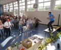 Bild: fvo
Gefordert sind die Zuhörer bei der Auftaktveranstaltung von NEUN2727. Selbst Bürgermeister Josef Beimler geht vor dem Gesundheitscoach in die Knie.
