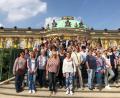 Bild: öt
Beim Besuch von Schloss Sanssouci stellen sich die TuS-Frauena zu einem Erinnerungsfoto auf.