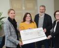 Bild: gsb
Viola Vogelsang-Reichl, geschäftsführende Verlegerin von Oberpfalz-Medien (links), und Marketingchefin Ilona
Stadler (rechts) überreichen Wolfgang Meidenbauer und Anna Kunz vom Landestheater Oberpfalz ihre Spende.
Diese soll laut Meidenbauer den Kinder- und Jugendgruppen des LTO zugute kommen.