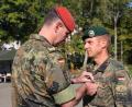 Bild: frd
Es war schon eine Überraschung für Oberstleutnant Christoph Huber (rechts), als Brigadegeneral Jörg See plötzlich neben ihm stand und ihn für seine großen Verdienste um die Panzerbrigade 12 Oberpfalz mit der „Brigadeehrennadel“ auszeichnete.