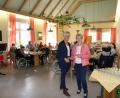 Bild: sne
2. Bürgermeisterin Anita Stauber brachte Heimleiterin Martina Günther ein Präsent und eine kleine Spende für die Kaffeekasse mit.