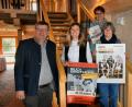 Bild: bö
Bürgermeister Peter Braun, Tanja Bauer sowie Beate Braun und Martina de Wille (von links) vom Heimat- und Kulturverein verweisen auf kulturelle Veranstaltungen im Schlossstadel in Schmidmühlen.