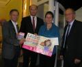 Bild: öt
Die Neusorger KAB-Vorsitzende Gabriele Söllner (Zweite von rechts) über reicht an Staatsminister Albert Füracker (Zweiter von links) einen Sonntagskuchen. Mit im Bild sind Landtagsabgeordneter Tobias Reiß (links) und Neusorgs zweiter Bürgermeister Günther Fütterer (rechts).