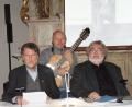 Bild: weu
Ein unschlagbares Trio: Die Rezitatoren Karl Stumpfi (Mitte) und Wolfgang Huber (rechts) sowie ihr congenialer musikalischer Begleiter Jürgen Zach mit Gitarre und Gesang, bei der musikalischen Lesung in der Spitalkirche.