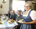 Bild: Hirsch
Köchin Erika Weiherer (rechts) servierte den Gästen Oberpfälzer Fischsuppe und "Dreierlei vom Spiegelkarpfen".