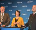 Bild: jr
Moderatorin Tanja Renner mit Bayerns Finanz- und Heimatminister Albert Füracker (rechts) und dem Oberpfälzer Bezirkstagspräsidenten Franz Löffler.