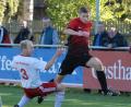 Bild: gb
Der Pleysteiner Manuel Janker (rechts) legt den Ball an FSV-Spieler Florian Bäumler vorbei und zieht Richtung Tor: Der FSV Waldthurn und TSV Pleystein trennten sich im Fahrenberg-Derby 1:1.