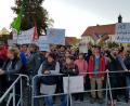 Bild: Christopher Dotzler
Vor der Schwarzachtalhalle versammelten sich rund 250 Kundgebungs-Teilnehmer. Sie machten lautstark deutlich, was sie von den AfD-Befürwortern halten. 	Bilder: Christopher Dotzler (2)
