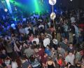 Bild: fla
Ziemlich eng geht es im großen Saal der Stadthalle zu. Begeistert feiern die Gäste der 70er-,80er-, 90er-, 2000er-Party miteinander.