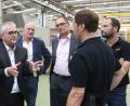 Bild: hwk
Alfred Koch (von links), bisheriger Standortleiter von Siemens, Helmut Kellner, Leiter des Mechanikzentrums bei Siemens, und Hubert Schug, Betriebsleiter der Firma Lippert, mit seinen Abteilungsleitern bei einem Rundgang durch den Siemens-Betrieb.
