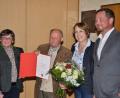 Bild: fjo
Hans Zeug freut sich riesig über die Ehrung für seine 50-jährige Mitgliedschaft in der SPD, wozu Ortsvorsitzende Irmgard Bótha (links) zusammen mit den Abgeordneten Uli Grötsch und Annette Karl (von rechts) gratuliert.