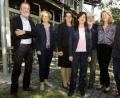 Bild: Hirsch
Der Vorsitzende des Fördervereins, Andreas Hottner, Kulturamtsleiterin Susanne Lehnfeld, dritte Bürgermeisterin Martina Englhardt, Künstlerhaus-Leiterin Andrea Lamest, ihr Vorgänger Heiner Riepl und der Vorsitzende des Berufsverbandes bildender Künstler, Ludwig Bäuml (von links), hießen die Leiterin des „Virginia Centers for the Creative Arts“, Joy Heyrmann (Zweite von rechts), in Fronberg willkommen.