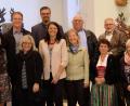 Bild: wlr
Die Jubelpaare (von rechts) Reinhold und Ingrid Kastner (50 Jahre), Franz und Hannelore Zitzmann (55 Jahre), Walter und Maria Voß (35 Jahre), Wolfgang und Katharina Achtert (25 Jahre), Reinhard und Beatrix Kleber (30 Jahre) und Markus und Alexandra Schregelmann (25 Jahre) mit Pfarrer Heribert Englhard (hinten, links).