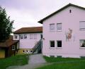 Bild: gf
In die Jahre gekommen und zu beengt geworden ist der Kindergarten in Gebenbach. Die Pläne des Architekten und Gemeinderates Markus Rösch sehen östlich des bestehenden Gebäudes einen Anbau mit Flachdach vor, wobei Rösch in dieser Maßnahme nicht die Ideallösung sieht, denn Kitas und Kindergärten werden aktuell nur ebenerdig gebaut.