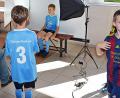 Bild: ü
Bitte lächeln: Die Sportler des SC Kirchenthumbach stellen sich für das Sticker-Album zum 60-jährigem Gründungsfest des Vereins zu einem Foto auf.