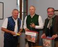 Bild: Andreas Royer
Achim Bender (links) dankt Horst Lischka (Mitte) und Klaus Peter Rupp für den intensiven kommunalpolitischen Austausch.