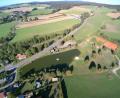 Bild: fla
Das Gelände rund um den Badeweiher aus der Vogelperspektive. Im Bild rechts die Anlage des Tennisclubs.