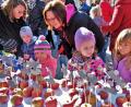 Bild: twi
Besonders bei den Kindern kamen die Äpfel mit der Maus gut an.