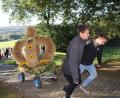 Bild: frd
Die katholische Landjugend Fuchsberg brachte die festlich geschmückte Erntekrone, zusammen mit den zu segnenden Speisen zur Jakobikirche.
