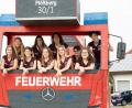 Bild: flt
Eine Abordnung der Festdamen in der selbst gebauten Werbe-Drehleiter, die zum ersten Mal am Plößberger Ortseingang aufgestellt wurde. Am Kirchweihsonntag wird sie Erkennungsmerkmal des Verkaufsstandes sein.