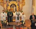 Bild: dob
Der evangelische Pfarrer Volker Wappmann (links) und Kaplan Ulrich Eigendorf (rechts) feiern mit den BRK-Mitstreitern einen Gedenkgottesdienst in der Simultankirche in Altenstadt. ILS-Leiter Herbert Putzer, selbst Mitglied der Vohenstraußer Bereitschaft, trägt die Fürbitten vor und erinnert an alle verstorbenen Kameraden, insbesondere an Manfred Bäumler aus Eslarn, der heuer verstorben ist.