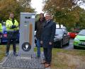 Bild: prbr
Service Techniker Roni Höning, Netzmeister Tobias Schwägerl, Leiter der Stadwerke Thomas Kraus und Bürgermeister Franz Stahl nehmen die neue E-Ladesäule am ZOB in Betrieb. Eine zweite steht beim Krankenhaus.