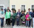 Bild: hl
An die Kinder mit den größten Kohlrabi verteilt Elisabeth Reger (vorne, Zweite von links), Vorsitzende des Obst- und Gartenbauvereins, Pizza-Gutscheine.