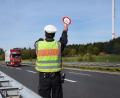 Bild: spw
Polizeihauptkommissar Harald Beigel winkt einen Lkw auf den Rastplatz Wittschauer Höhe. Er wird danach von den Kollegen kontrolliert.