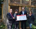 Bild: exb
1500 Euro kommen dem Projekt zur Wiedereinbürgerung des Habichtskauzes in Nordbayern zugute. Von links: Vorstandsvorsitzender Josef Pflaum, VLAB-Vorsitzender Johannes Bradtka, Landrat Andreas Meier und Michaela Domeyer vom VLAB.