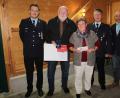 Bild: rod
Ein ganz besonderer Moment: Reinhold Reinl (Zweiter von links) wird mit der Ehrenmedaille des Landesfeuerwehrverbandes Bayern ausgezeichnet. Unser Bild zeigt ihn und seine Ehefrau Hilde mit Kommandant Markus Hefner (links), Bürgermeister und Vizelandrat Albert Nickl sowie Vorsitzendem Martin Rodler (von rechts).