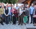 Bild: jr
Seinen 80. Geburtstag feierte am Samstag Hans Thümmel (6. von rechts). Gemeinsam mit seiner Frau Anna (links neben ihm) wohnt der gebürtige Schwabe seit 2000 in Neualbenreuth, wo er sich längst heimisch fühlt. Zum Geburtstag kamen auch seine Kinder, Enkel und Urenkel. Weiter gratulierten Bürgermeister Klaus Meyer (5. von rechts), Seniorenbeauftragter Franz Danhauser (3. von rechts) und Edeltraud Köstler (4. von rechts) für die Pfarrei.