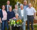 Bild: Schmola, Werner
Gleich zwei Bürgermeister gratulierten Theres Stadler (sitzend vorne Mitte) zum 90. Geburtstag: Hinten links Bürgermeister Ernst Schicketanz aus Altenstadt/WN und hinten rechts Bürgermeister Rupert Troppmann aus Neustadt/WN.