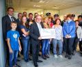 Bild: wfw
Die Vorstände Norbert Waldhauser (vorne mit Spendenscheck) und Michael Hirmer (links), überreichen die Spenden.