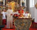 Bild: exb
Pfarrer Markus Ertl (rechts am Altar) übernahm die Einführung von Pastoralreferent Alfred Kick.