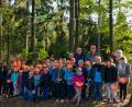 Bild: exb
Sie freuen sich über das neue „Grüne Klassenzimmer“ am Ochsenkopf: Kinder und Lehrer der Grundschule Bischofsgrün, Schulleiterin Yvonne Schobert, Bürgermeister Stephan Unglaub, Matthias Huttner und Ruth Mattheas vom AELF Bayreuth, Revierleiter Werner Schmidt, Forstbetriebsleiter Winfried Pfahler, die Praktikanten Susanne Berger und Lukas Dörfel sowie Buchhart, die Buche und zugleich das Maskottchen des „Grünen Klassenzimmers“.