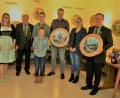 Bild: exb
Kassier Michael Böx und Sportleiterin Lisa Völkl nach der Preisverleihung des Königsschießens mit Gerd Meier, Lars Forschepiepe, Elias Ott, Mathias Söllner, Jana Heindl und Norbert Völkel (von links).
