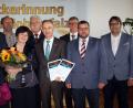 Bild: R. Kreuzer
Die Obermeister verabschieden Wolfgang Filter (Mitte, mit Frau Monika): (von links) Wolfgang Fischer für Sulzbach, Alfred Schuller für Amberg, Willi Limmer für Cham, (von rechts) Christian Glab für Schwandorf, Wolfgang Schmid für die Nordoberpfalz, Wolfgang Wehr für Neumarkt, 	Bild: R. Kreuzer