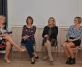 Bild: dob
Frauenbund-Bezirksvorsitzende Martha Bauer diskutiert mit Margit Kirzinger, Andrea Lang und Barbara Kindl (von links nach rechts) über Frauen in der Politik.