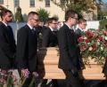 Bild: Hirsch
Jugendliche aus dem Verwandten- und Bekanntenkreis trugen den Sarg zum Friedhof.