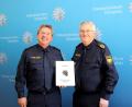 Bild: Albert Brück
Polizeidirektor Robert Hausmann (links) erhält die Bestellungsurkunde von Polizeipräsident Gerold Mahlmeister.