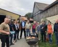Bild: juh
Grillmeister Werner Reinl (von links) und BDM-Vorstand Hubert Meiler mit den Kandidaten: Annette Karl (SPD), Christoph Skutella (FDP), Roland Magerl (AfD), Gastgeber Hans Mois, Karl Meier (Freie Wähler), Barbara Kindl (ÖDP), Ali Zant (Linke), Gertraud Mois und Klaus Bergmann (Grüne).