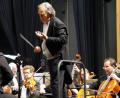 Bild: weu
Einen musikalischen Höhepunkt im Neunburger Kunstherbst bescherten die Smetana Philharmoniker aus Prag mit ihrem Dirigenten Hans Richter bei der Tschaikowsky-Nacht in der Schwarzachtalhalle. Mit viel Einsatz und Liebe zur Musik leitete Richter das Orchester.
