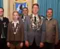 Bild: dob
Großer Empfang im Rathaus: Die beiden Gaukönige Andreas Bäumler (Zweiter von links) und Paulus Kellner (Zweiter von rechts) werden im Rathaus empfangen und von Gauschützenmeister Stefan Brandmiller, Schützenmeister Peter Meier und Bürgermeister Andreas Wutzlhofer (von links nach rechts) ausgezeichnet.