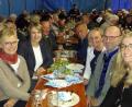 Bild: gi
SPD-Ortsvorsitzender Hans Maier (Zweiter von rechts) begrüßt beim Oktoberfest im Festzelt die Landtagsabgeordnete Annette Karl (Zweite von links).